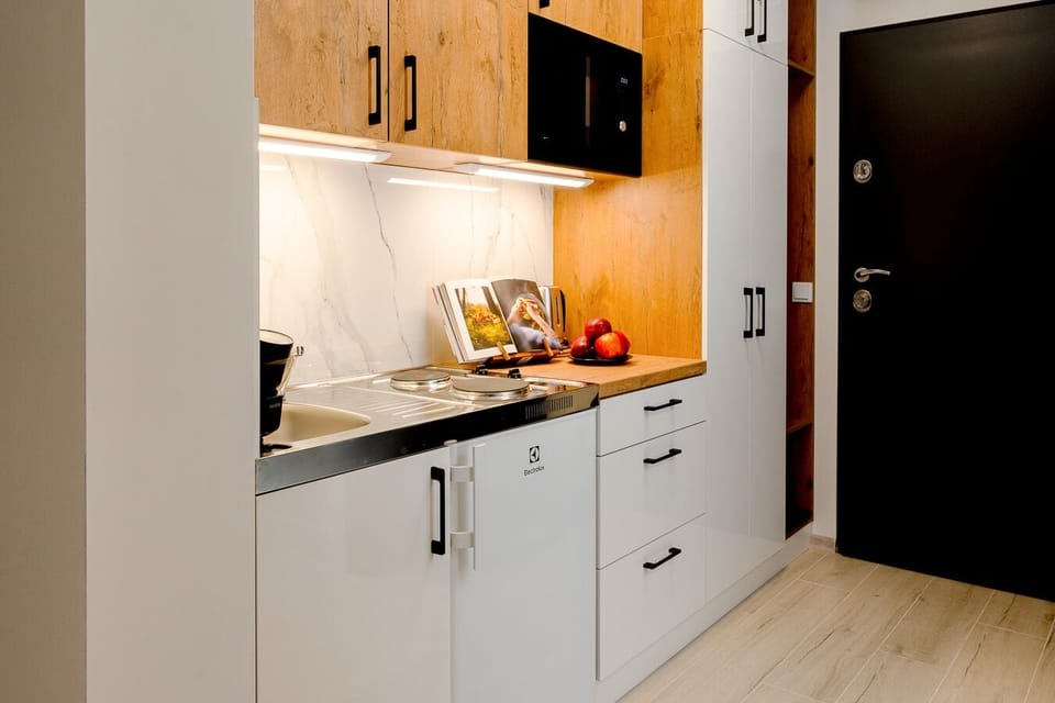 Design Studio | Private kitchenette | Microwave, stovetop, electric kettle, highchair