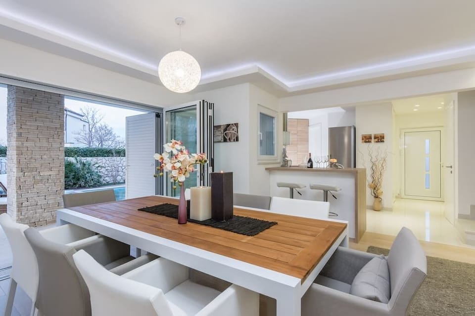 Deluxe Villa | Private kitchen | Full-size fridge, oven, stovetop, dishwasher