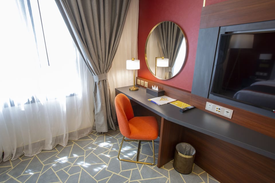 Executive Suite | Minibar, in-room safe, desk, blackout drapes