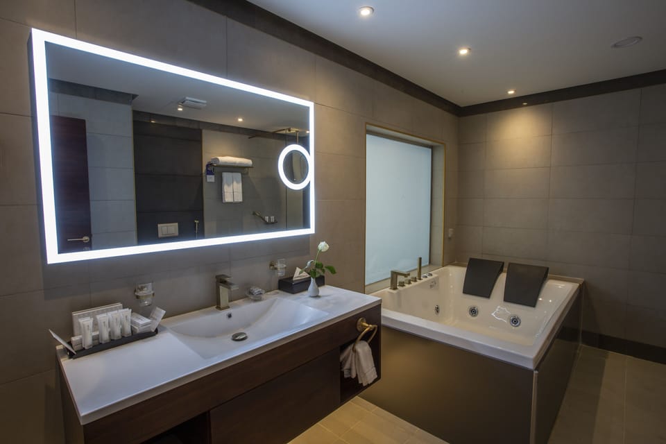 Junior Suite | Bathroom | Separate tub and shower, rainfall showerhead, free toiletries