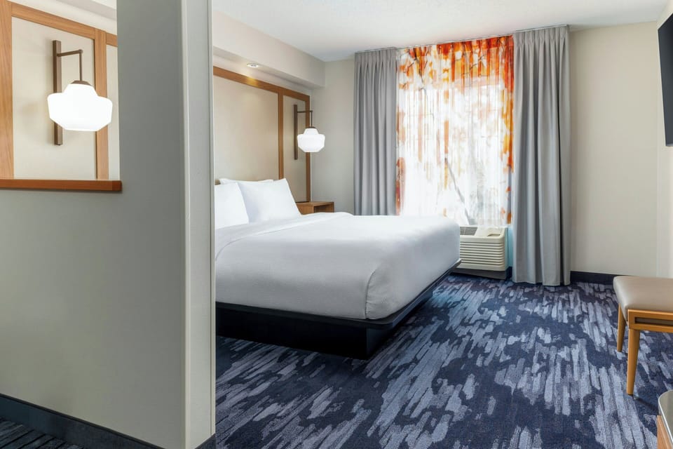 Hypo-allergenic bedding, in-room safe, desk, laptop workspace
