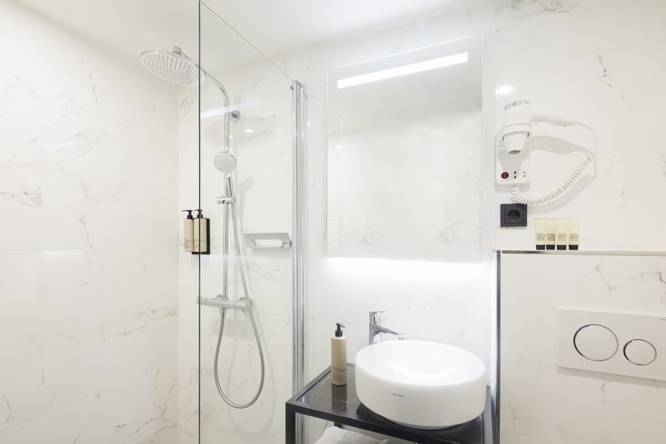 Shower, rainfall showerhead, free toiletries, hair dryer