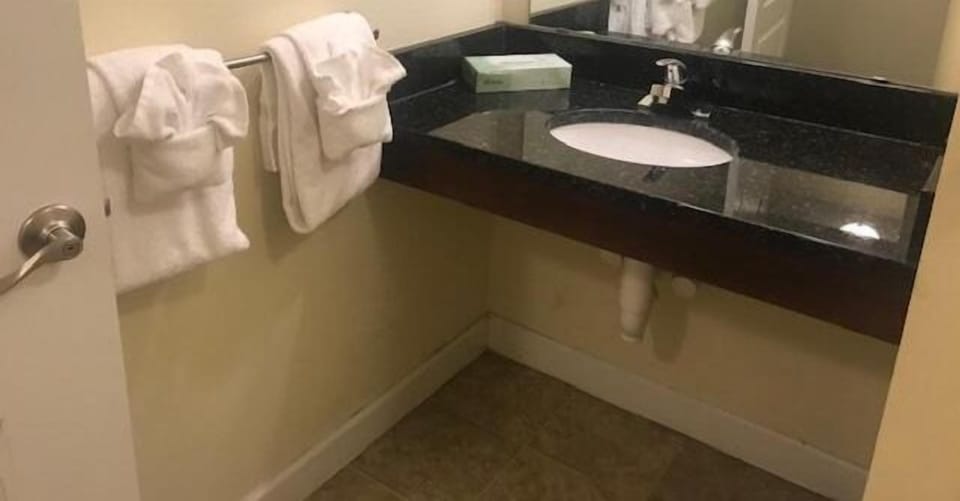 Suite, 1 King Bed with Sofa bed | Bathroom | Combined shower/tub, towels