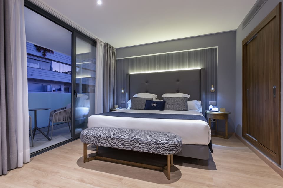 Suite (3 personas) | Minibar, in-room safe, soundproofing, iron/ironing board