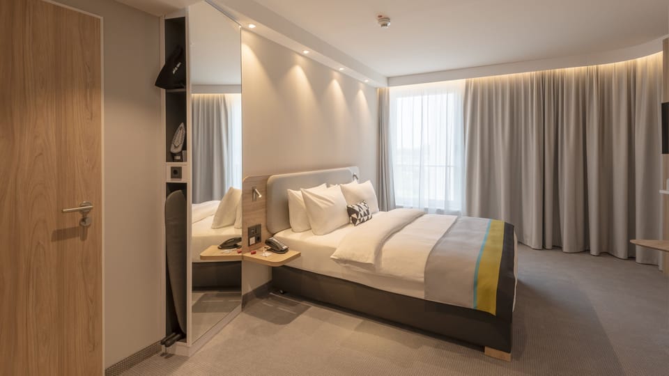 Standard Room, 1 Queen Bed, Roll-in Shower (Mobility Accessible) | In-room safe, desk, blackout drapes, soundproofing