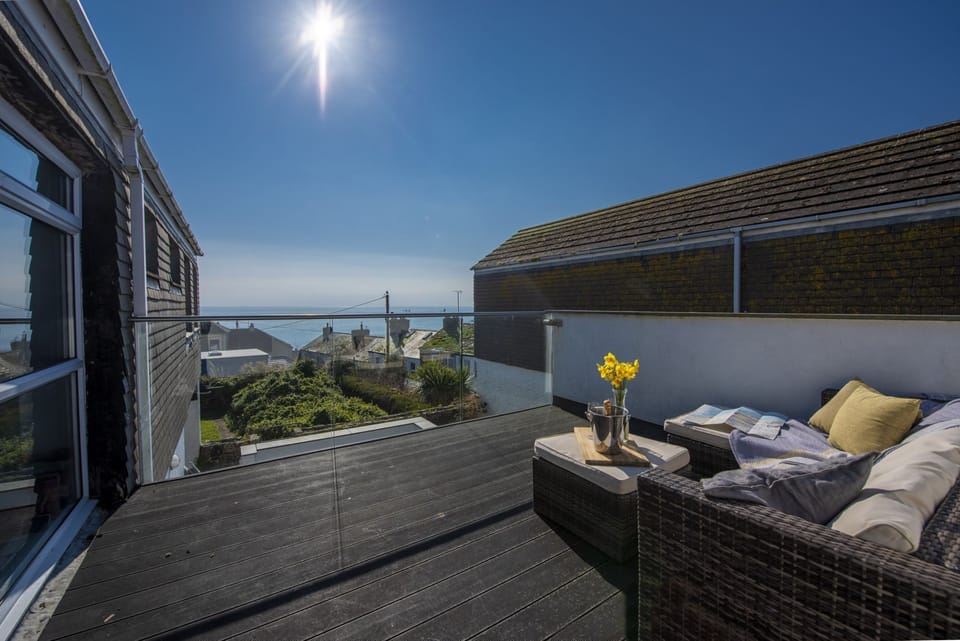 Furnished balcony with sea views - Mousehole View