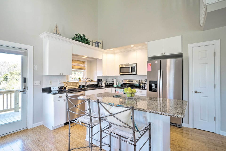 Fully Equipped Kitchen | Dishware & Flatware