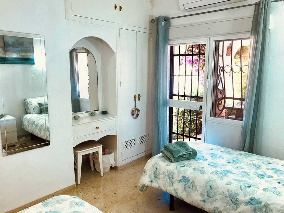 Twin bedroom 