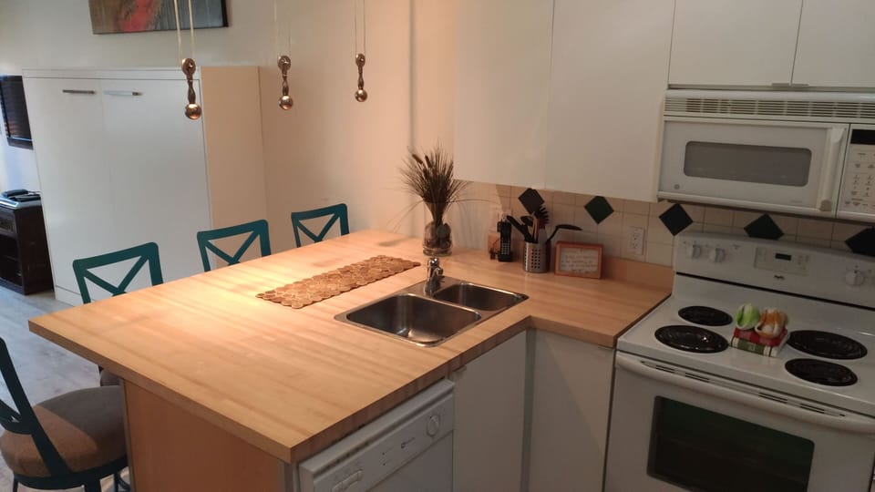 Spacious Kitchen Counter w 4 Bar Stools