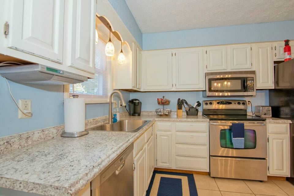 Channel your inner MasterChef and prepare delicious home-made meals in the fully equipped kitchen.