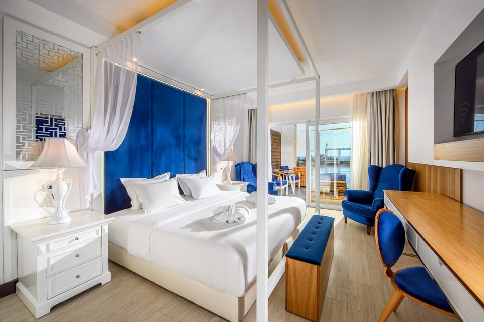 Suite with Sea View and Sharing Pool | Minibar, in-room safe, desk, soundproofing