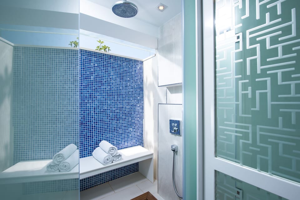 Island Suite with Garden View | Bathroom | Free toiletries, hair dryer, bathrobes, slippers