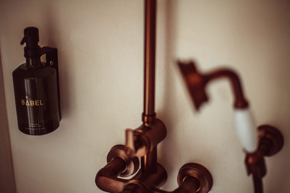 Family Quadruple Room | Bathroom | Shower, rainfall showerhead, free toiletries, hair dryer