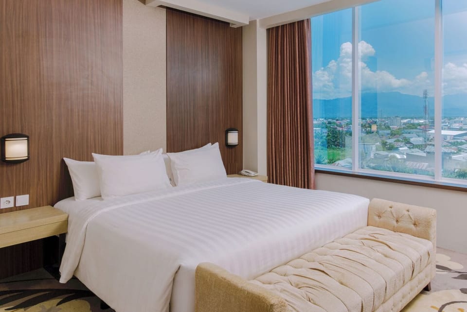ASTON Suite | In-room safe, desk, laptop workspace, rollaway beds (surcharge)