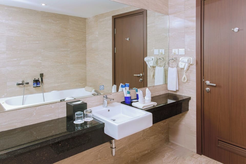 Junior Suite | Bathroom | Shower, slippers, towels