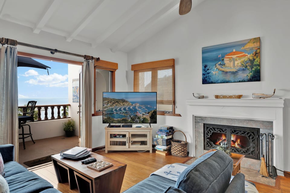 “Stunning view, beautifully decorated and one of the best locations in Hamilton Cove !”