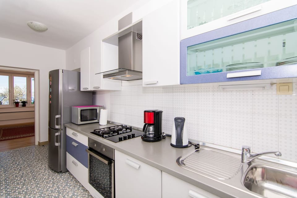 Private kitchen | Fridge, microwave, oven, stovetop