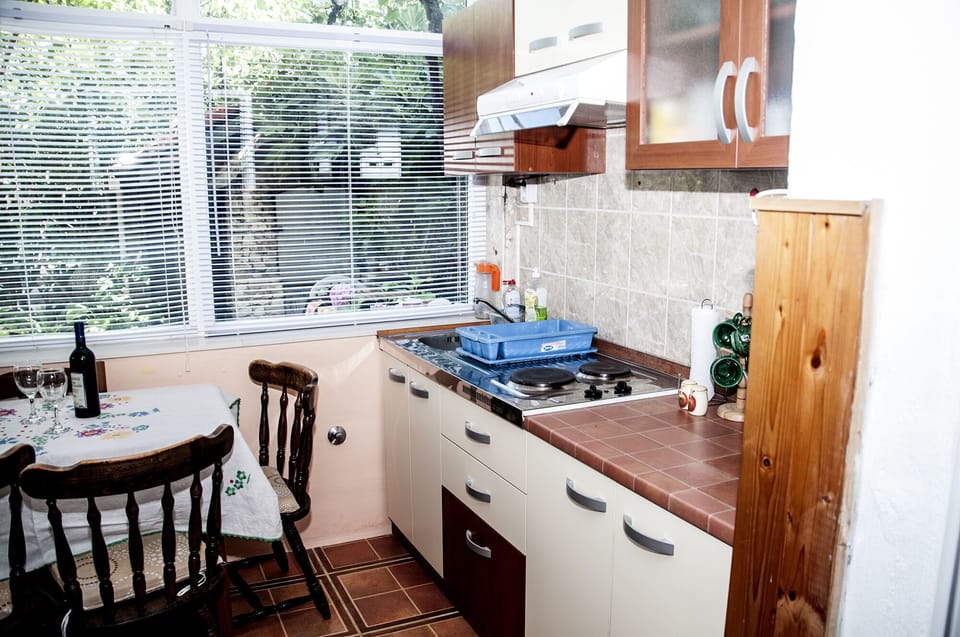 Private kitchen | Fridge, microwave, stovetop, espresso maker