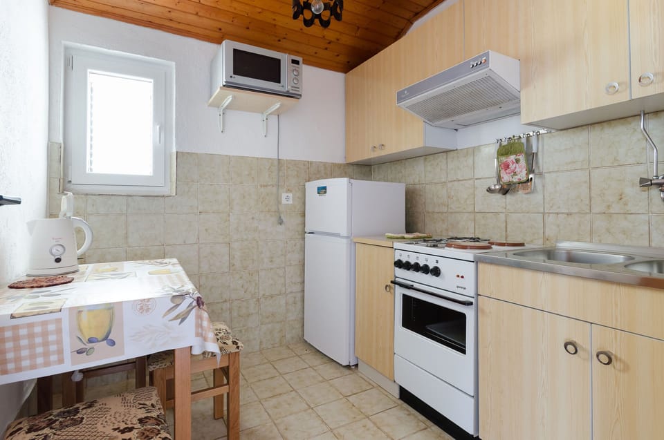 Private kitchen | Fridge, microwave, oven, stovetop