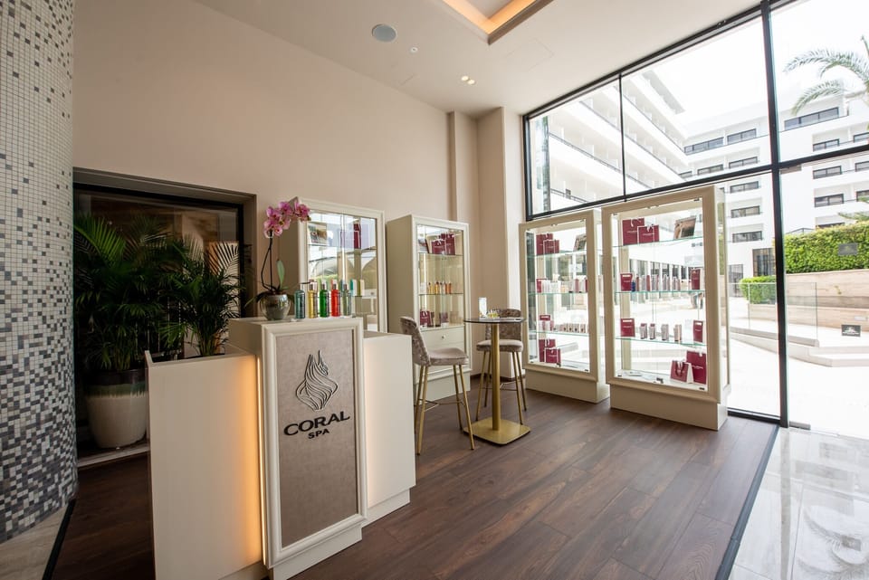 Couples treatment rooms, sauna, hot tub, hot springs, body treatments