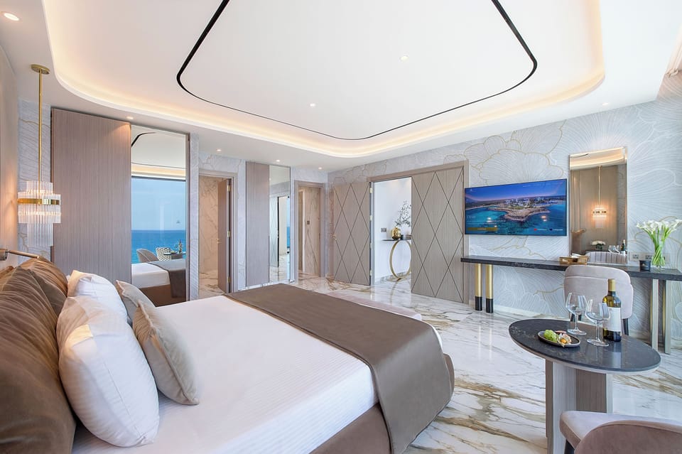 Royal Suite | In-room safe, desk, laptop workspace, soundproofing