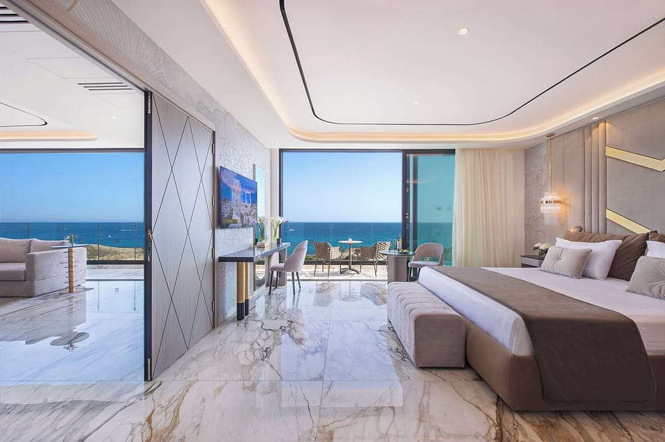 Royal Suite | In-room safe, desk, laptop workspace, soundproofing