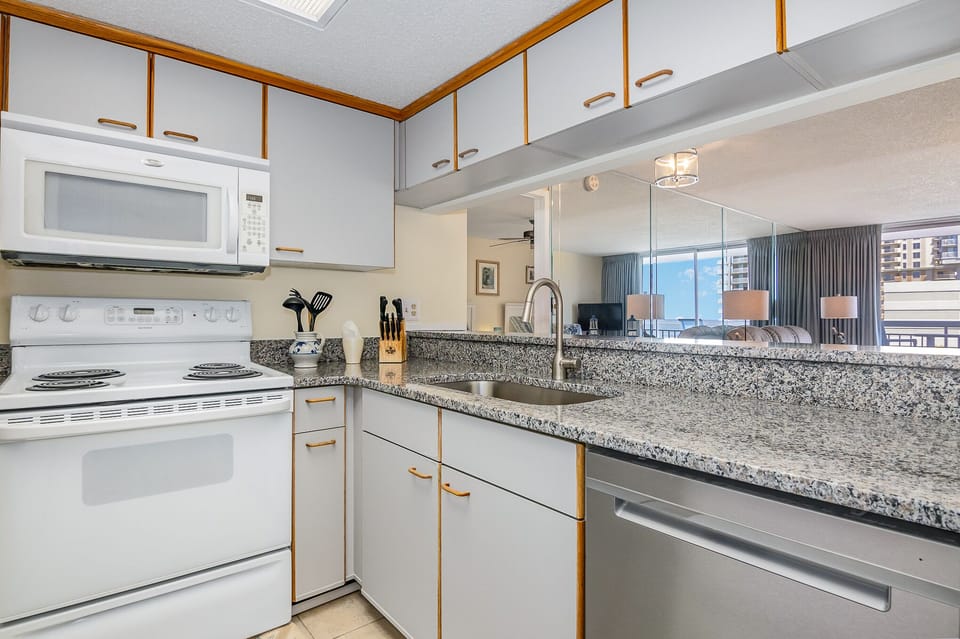Kitchen - Plenty of space for cooking!