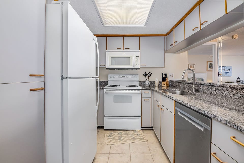 Kitchen - Kitchen with brand new granite.