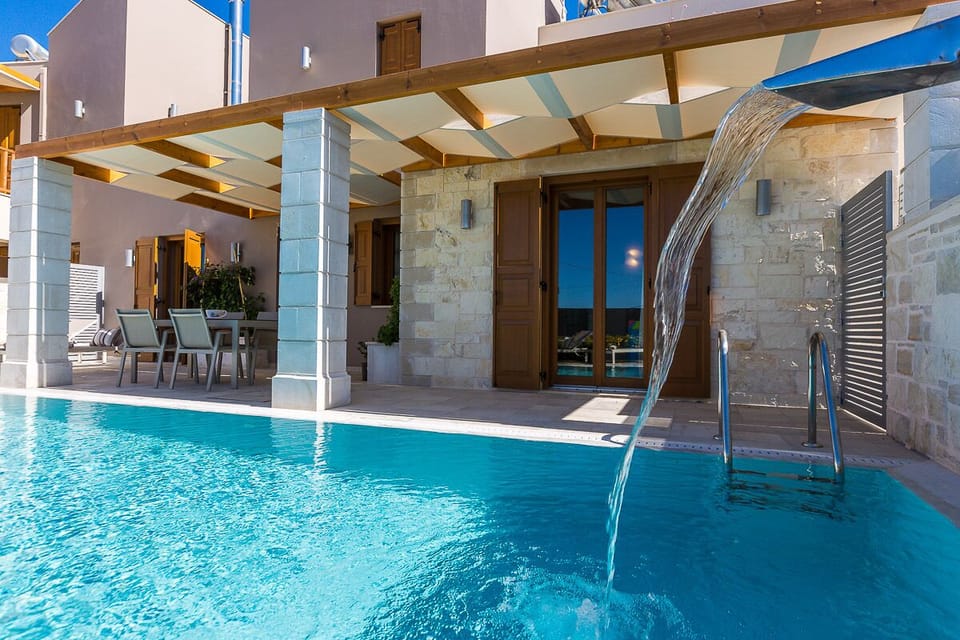 Direct access from the living room to the pool terrace!