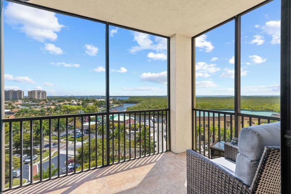 Wrap yourself in tranquil morning breezes or peaceful sunsets: whether you're preparing for a day of fun or getting ready for an evening out, it's a beautiful way to mark the transition.