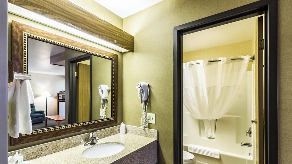 Combined shower/tub, towels