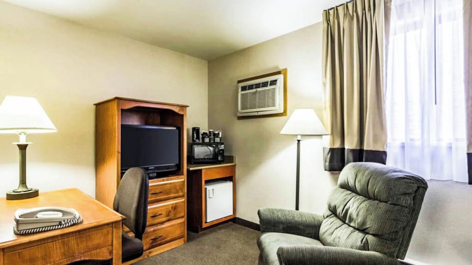 Desk, WiFi (free), bed sheets