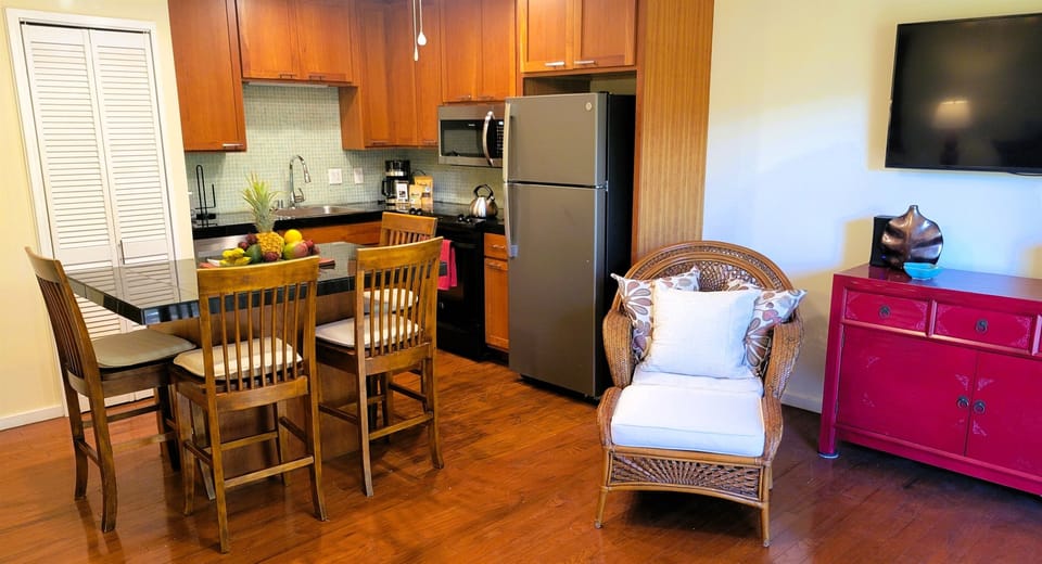 Very well appointed kitchen with plenty of equipment for snacks or full meals!