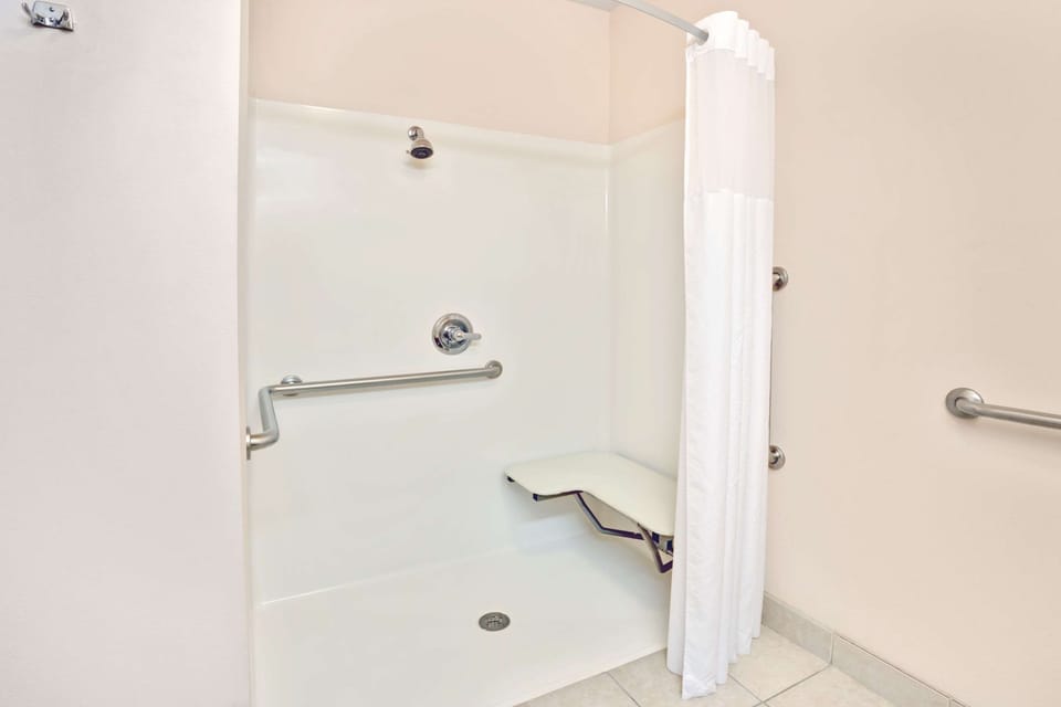 Combined shower/tub, free toiletries, hair dryer, towels