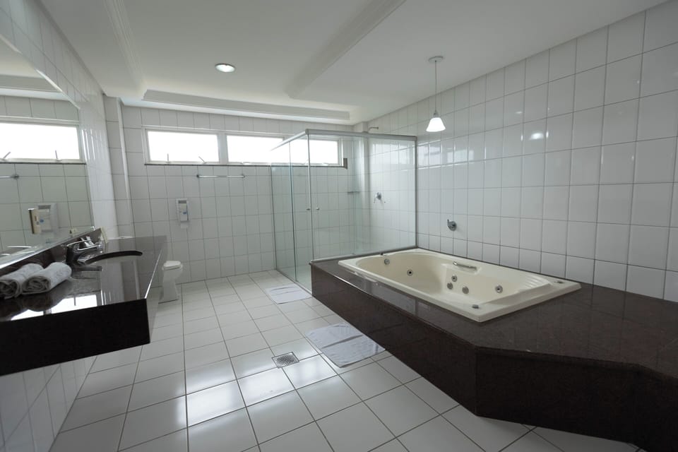 Suite Master | Bathroom | Shower, free toiletries, towels