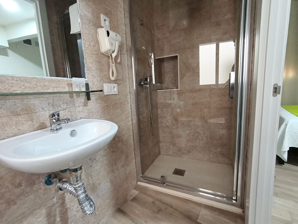 Double Room, 1 Double Bed, Private Bathroom, Tower | Bathroom | Towels
