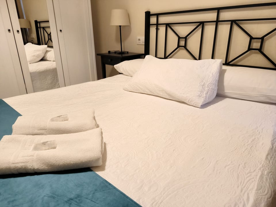 Double Room, 1 Double Bed, Shared Bathroom | WiFi (free), bed sheets