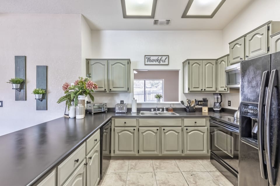 Luxury House | Private kitchen | Full-size fridge, microwave, oven, stovetop