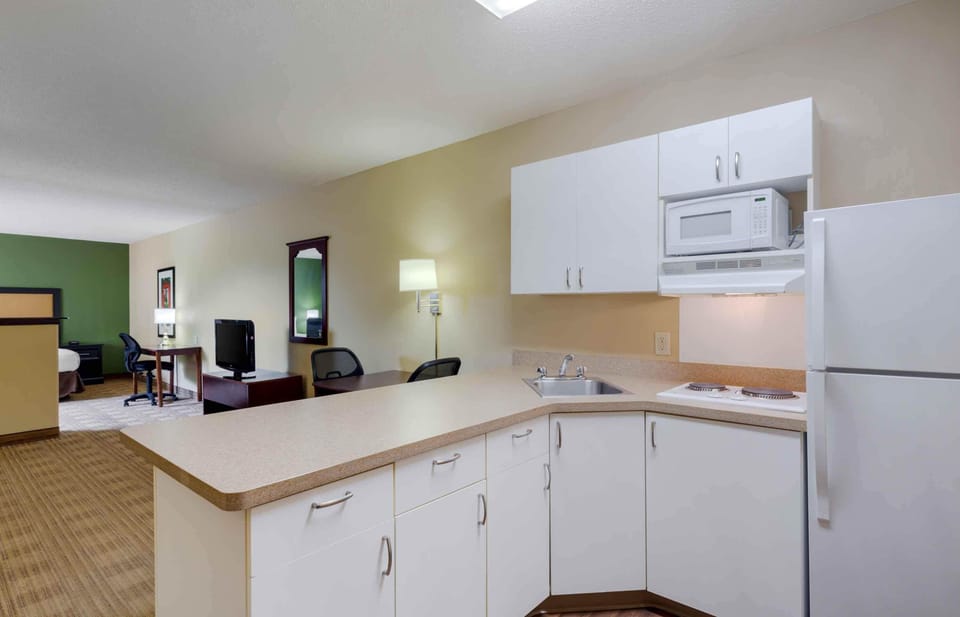 Full-size fridge, microwave, stovetop, coffee/tea maker