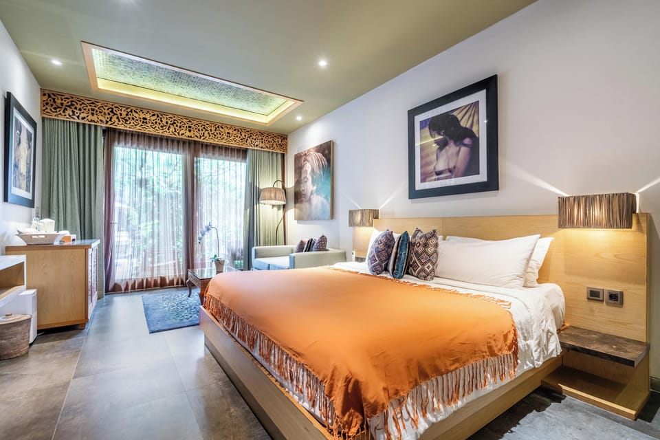 Signature Suites - Adult Only | Minibar, in-room safe, desk, laptop workspace