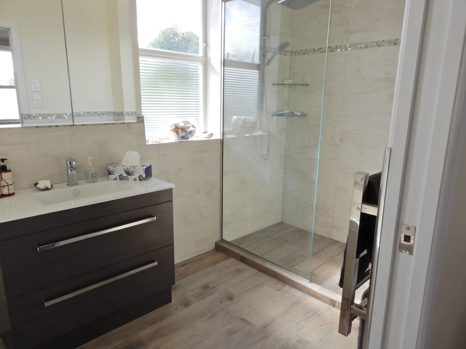 Gorgeous large mains pressure shower with rain head. Chlorine free showering.