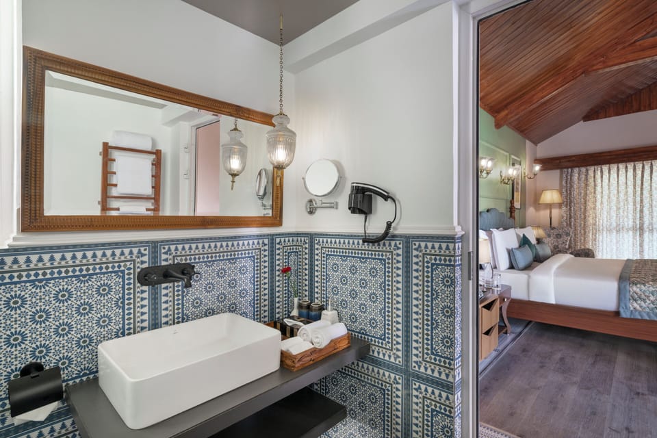 Club Room with Private Balcony | Bathroom | Shower, free toiletries, slippers, bidet