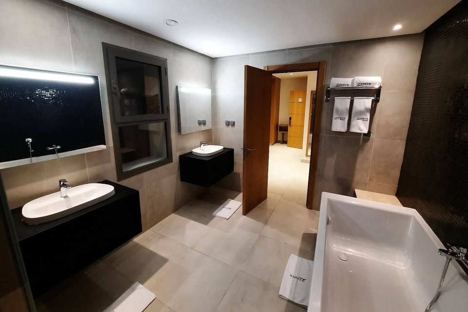Deluxe Suite | Bathroom | Shower, rainfall showerhead, free toiletries, hair dryer
