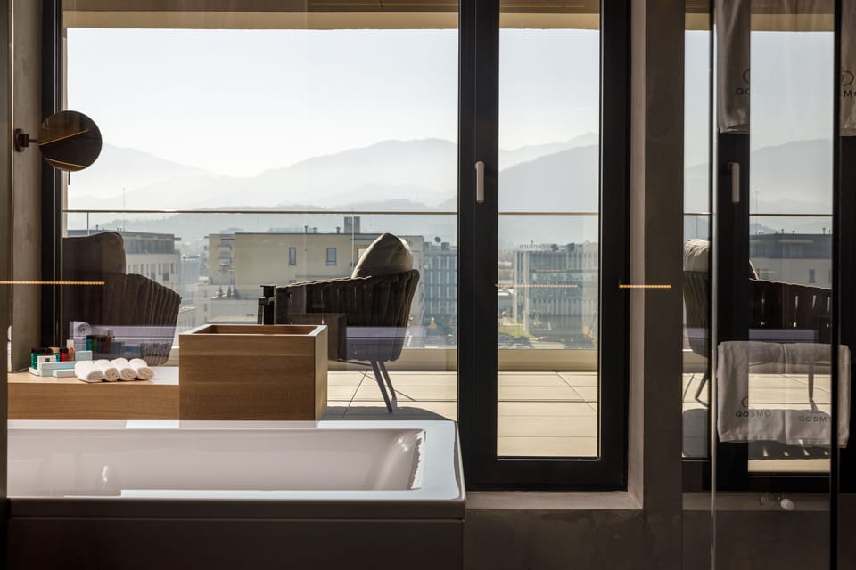 Signature Junior Suite | Hypo-allergenic bedding, pillowtop beds, minibar, in-room safe