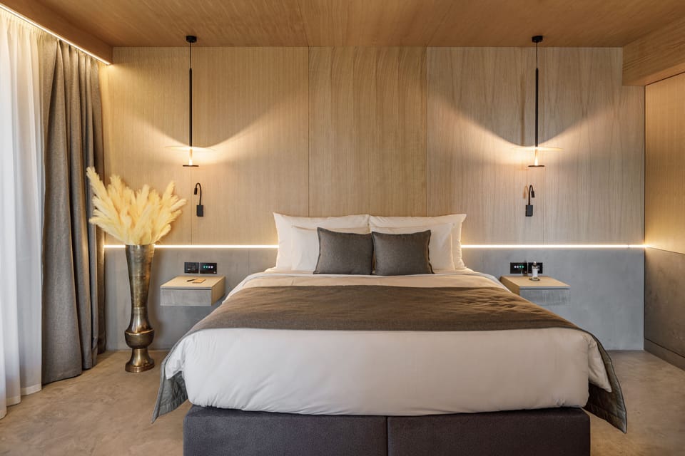 Signature Junior Suite | Hypo-allergenic bedding, pillowtop beds, minibar, in-room safe