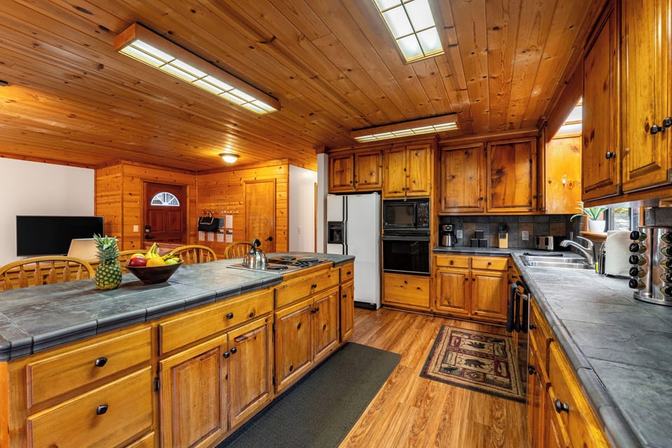 Show your cooking skills in this spacious kitchen with modern amenties
