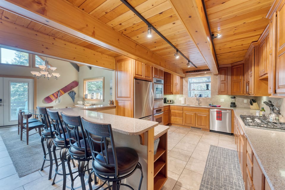The kitchen features a breakfast bar.