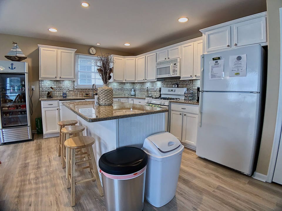 Kitchen area - Kitchen Area with counter top and stools