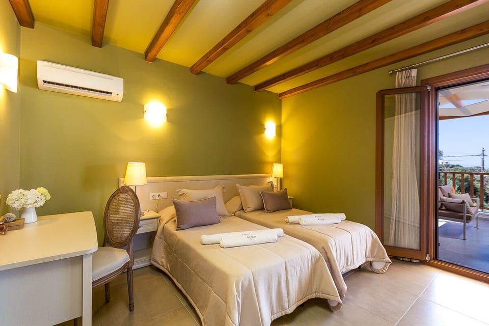 Twin bedroom with direct access to the balcony!