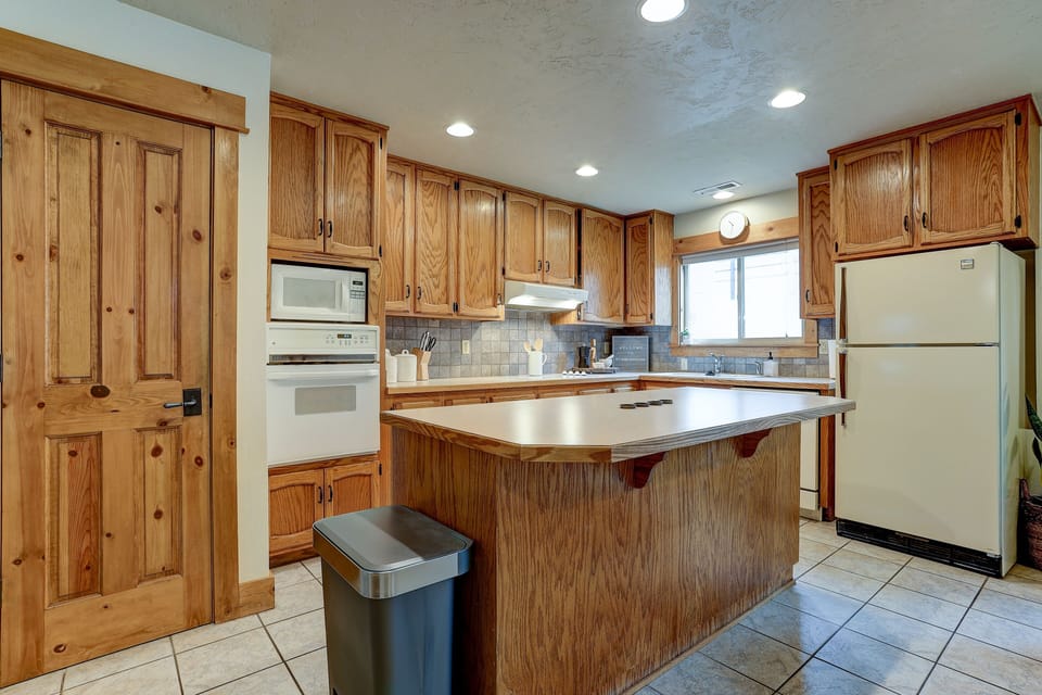 House, 3 Bedrooms | Private kitchen | Fridge, microwave, oven, dishwasher